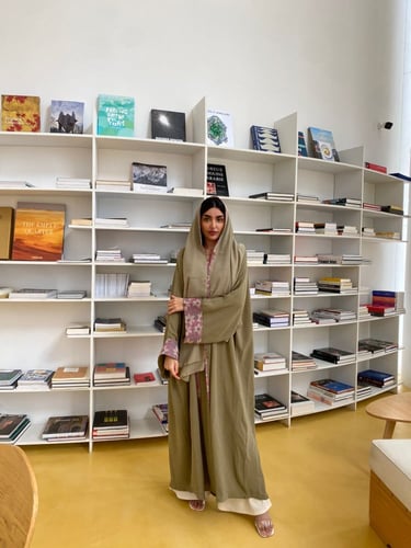 عباية نص بشت كريب ملونة بأطراف مشجرة