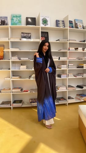 عباية كريب بشت بأطراف ملونة