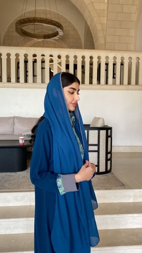 عباية كلوش كريب قصة ظهر ولياقة وأكمام مشجرة