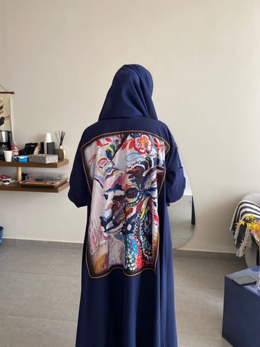 عباية قصة كلوش نوع القماش كريب مع طباعة رسمة غزالة...