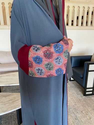 عباية كريب كلوش بنقشة على الجنب والأكمام