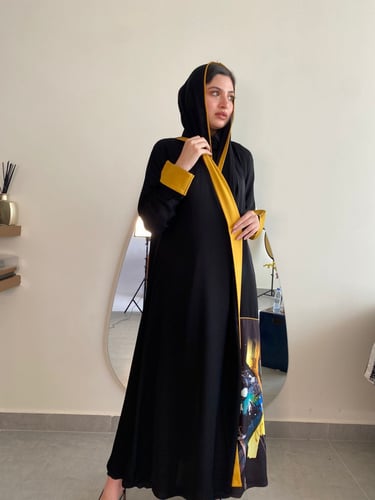 عباية كريب كلوش بنقشة مميزة من الأمام