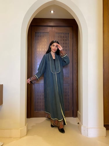 عباية كلوش ملونة مزخرفة علي الأكمام و الذيل