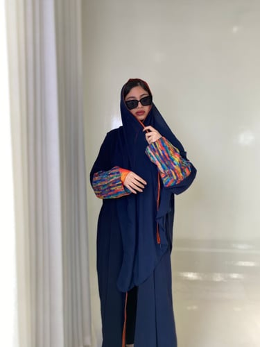 عباية نص بشت نوع القماش كريب وممكن يتغير لون العبا...