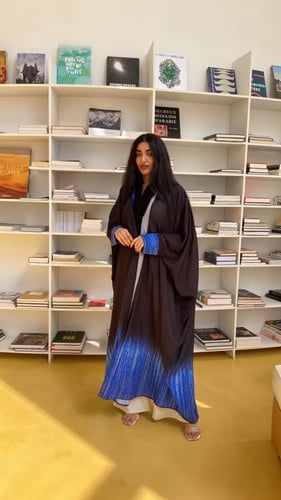 عباية كريب بشت بأطراف ملونة