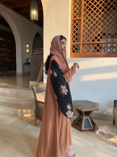 عباية كلوش كريب ملونة بأكمام واسعة مشجرة