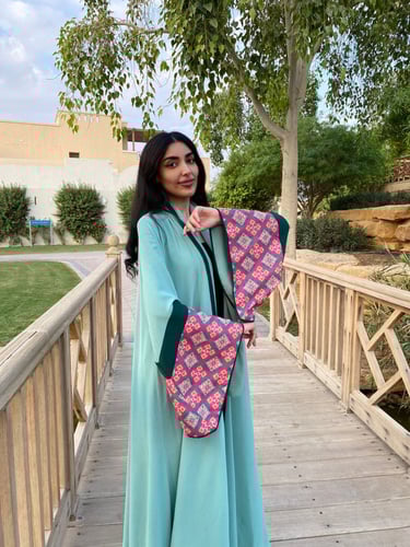 عباية كلوش كريب ملونة بأكمام مشجرة