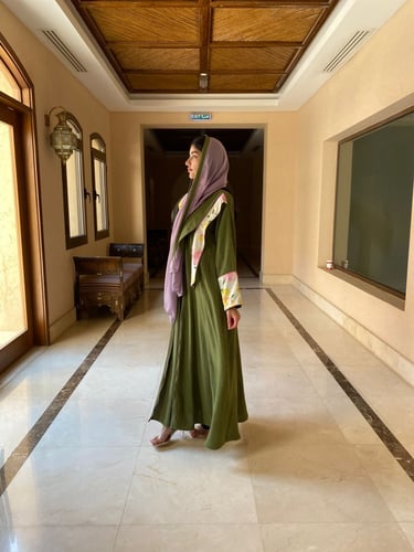 عباية كريب كلوش بتصميم بليزر زيتي بنقشة على الأكما...