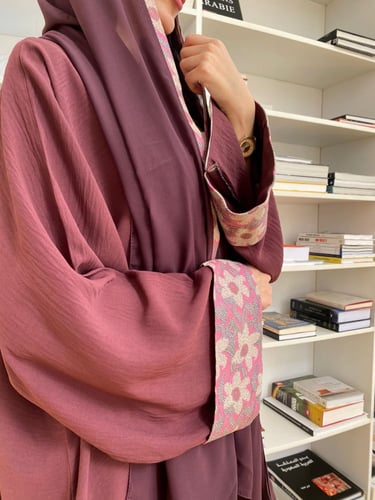 عباية نص بشت وممكن تتنفذ بالون الاسود