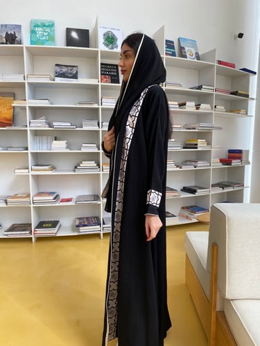 عباية كلوش كريب بنقشة مميزة من الأكمام والأطراف