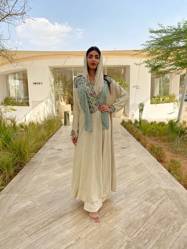 عباية كلوش كريب بتطريز خفيف