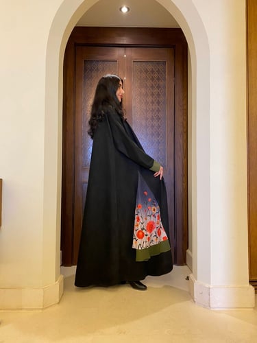 عباية كلوش شتوية شاموا سوداء مع نقش ورد