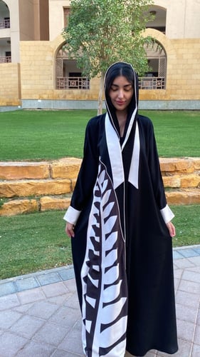 عباية كلوش كريب بخطوط أنيقة