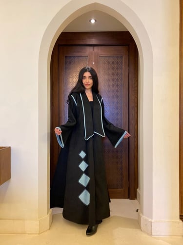 عباية كلوش شامواه شتوية مع لمسات لبني أنيقة