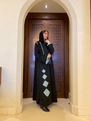 عباية كلوش شامواه شتوية مع لمسات لبني أنيقة