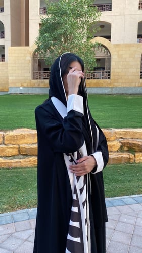 عباية كلوش كريب بخطوط أنيقة