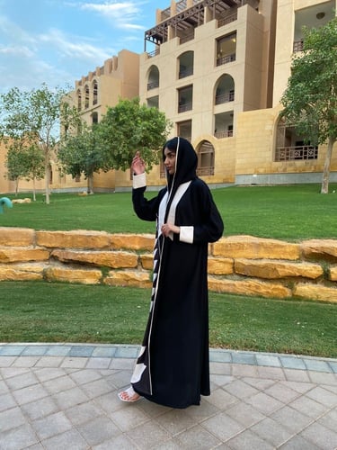 عباية كلوش كريب بخطوط أنيقة