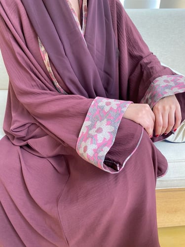 عباية نص بشت وممكن تتنفذ بالون الاسود