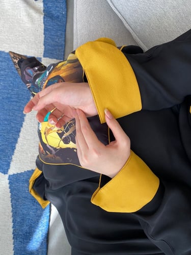 عباية كريب كلوش بنقشة مميزة من الأمام