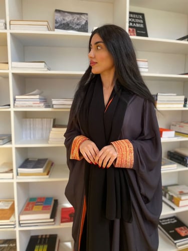 عباية كريب بشت بأطراف ملونة