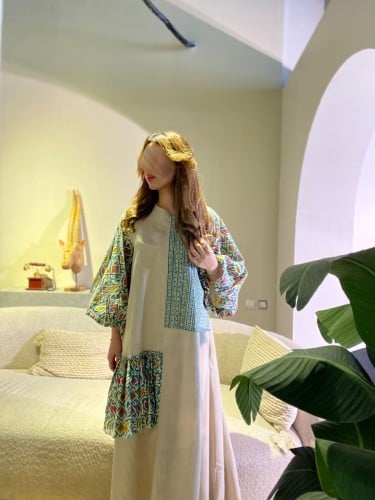 جلابية لنن بأكمام واسعة ومنقوشة