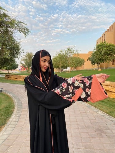 عباية كلوش كريب بلون أسود فاخر ذات أكمام مشجرة