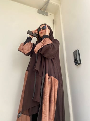 عباية قصة كلوش نوع القماش كريب الون بني وممكن تغير...