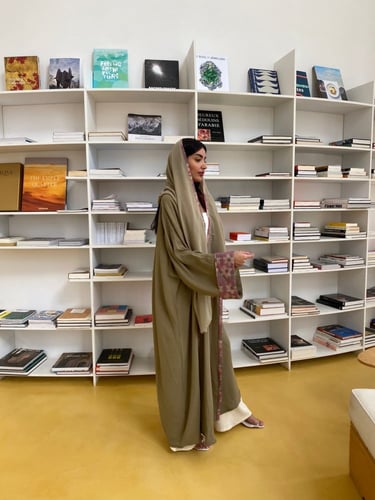 عباية نص بشت كريب ملونة بأطراف مشجرة