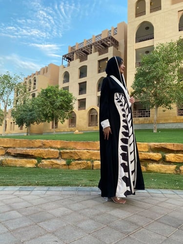 عباية كلوش كريب بخطوط أنيقة