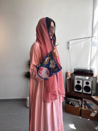 عباية رفلز كشمير مكشكشة بتطريز زهرية على الأكمام