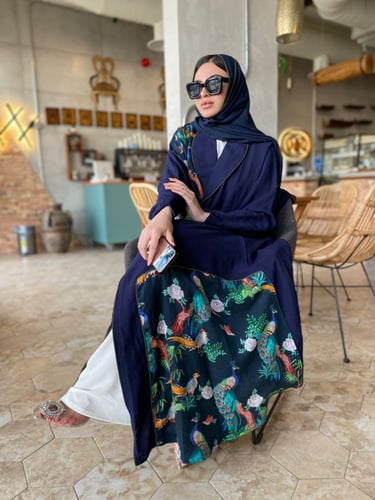 عباية قصة كلوش نوع القماش كريب مع إمكانية تغير لون...