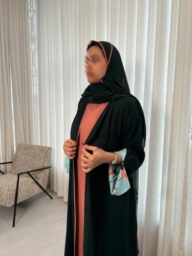 فستان تحت العباية