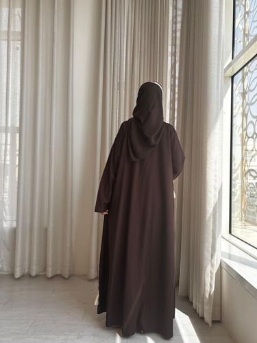 عباية كلوش كريب بتفصيل صدر وهدب أنيق