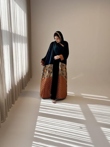 عباية قصة كلوش قماش مخمل مع جلد