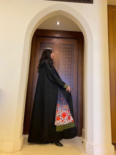 عباية كلوش شتوية شاموا سوداء مع نقش ورد