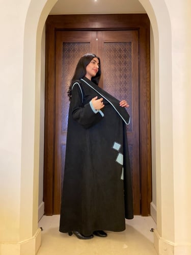 عباية كلوش شامواه شتوية مع لمسات لبني أنيقة