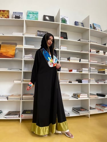 عباية كلوش كريب سوداء بألوان عصرية