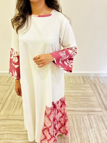 جلابية قصة كلوش مع طبقات جانبية من الرفلز