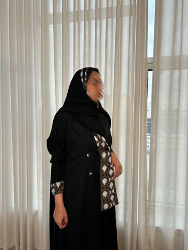 عباية كلوش كريب سوداء بليزر منقوشة بالأكمام والوسط