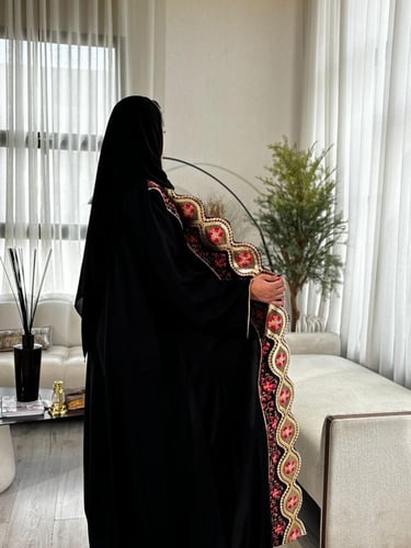 عباية سوداء كلوش كريب عملية مع تطريز أنيق