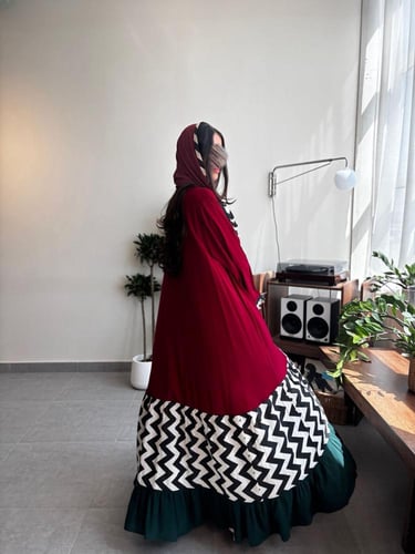 عباية لون عنابي قصة رفلز ناعمة وفاخرة