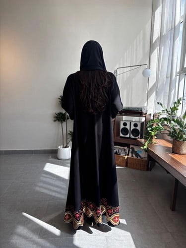 عباية سوداء كلوش كريب مع نقش أسفل العباية
