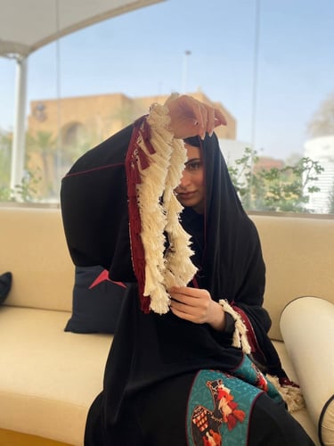 عباية قصة كلوش نوع القماش كريب لون اسود وممكن تغير...