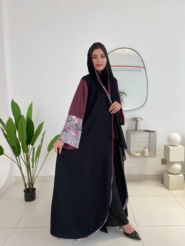 عباية كلوش كريب بأكمام ملونة نصفها مشجرة