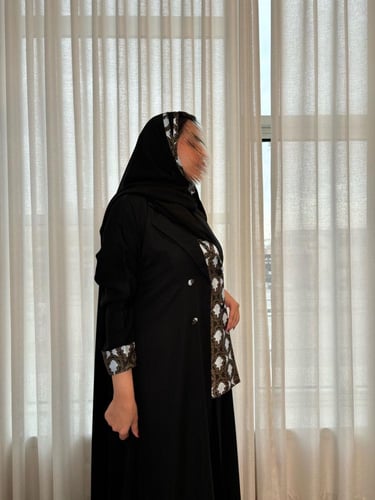 عباية كلوش كريب سوداء بليزر منقوشة بالأكمام والوسط