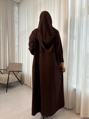 عباية كلوش كريب بنية بتطريز قماشي وياقة بليزر