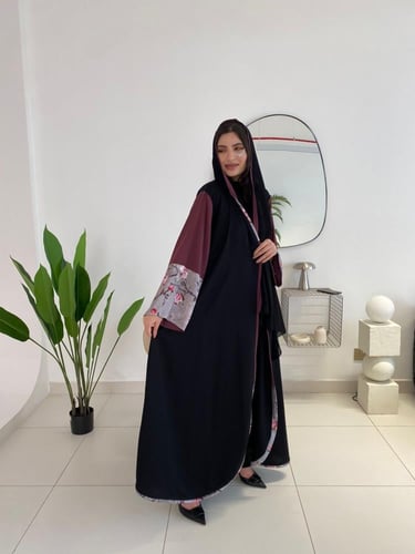 عباية كلوش كريب بأكمام ملونة نصفها مشجرة