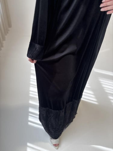 عباية كلوش مخمل اسود بـ أطراف دانتيل
