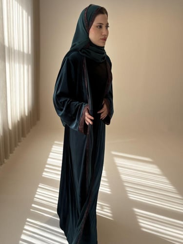 عباية كلوش مخمل تركواز بـ أطراف دانتيل أسود