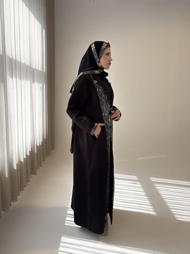 عباية قصة بليزر من الأمام بلون أسود جوخ